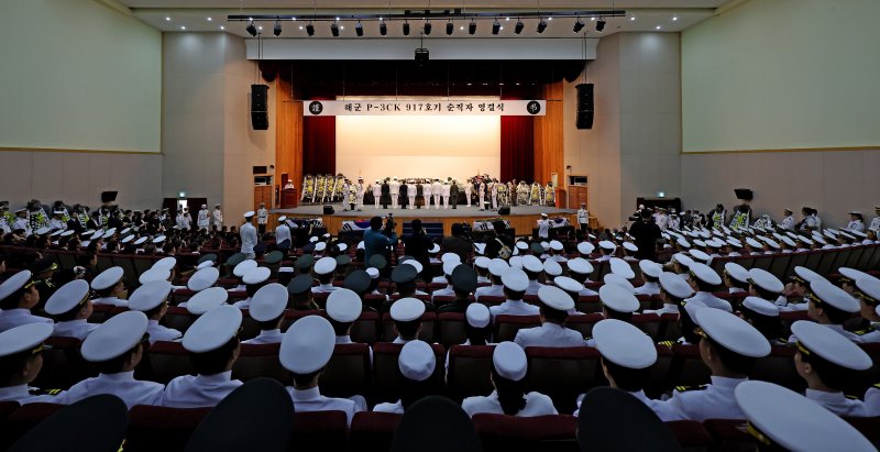 해군 해상초계기 917호기 추락 사고 룸카지노들에 대한 합동 영결식이 경북 포항 해군항공사령부 내 강당에서 해군장으로 엄수됐다. 2025.6.1/뉴스1 최창호 기자