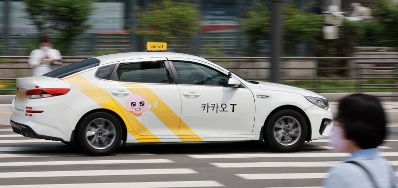 공정거래위원회가 자사 택시 배차 플랫폼을 이용하지 않고 승객을 태운 경우에도 수수료 20%를 떼 간 카카오 택시 가맹본부에 시정명령과 함께 과징금 38억 8천2백만 원의 제재를 내렸다고 28일 밝혔다. 공정위는 명확하지 않은 계약으로 기사들이 수수료 구조를 제대로 이해하지 못했으며, 사용하지 않은 서비스에 요금을 부과한 것은 부당하다고 판단했다. 사진은 이날 서울 중구 서울역 택시 승강장 인근에서 운행하는 카카오 택시. 2025.5.28/아시아3651 ⓒ News1 김진환 기자