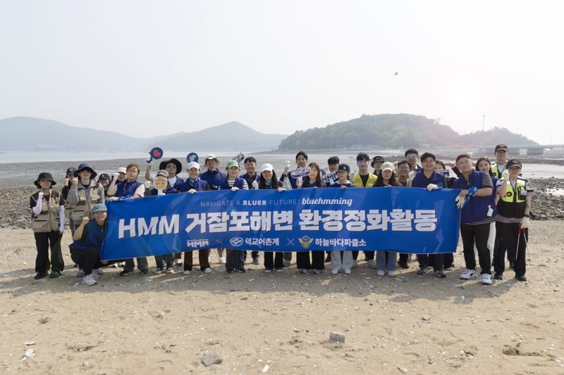 5월 30일 영종도 거잠포해변 일대에서 진행된 해변 정화활동에 도브카지노 임직원과 해양경찰 등이 참석 후 포즈를 취하고 있다. 도브카지노 제공