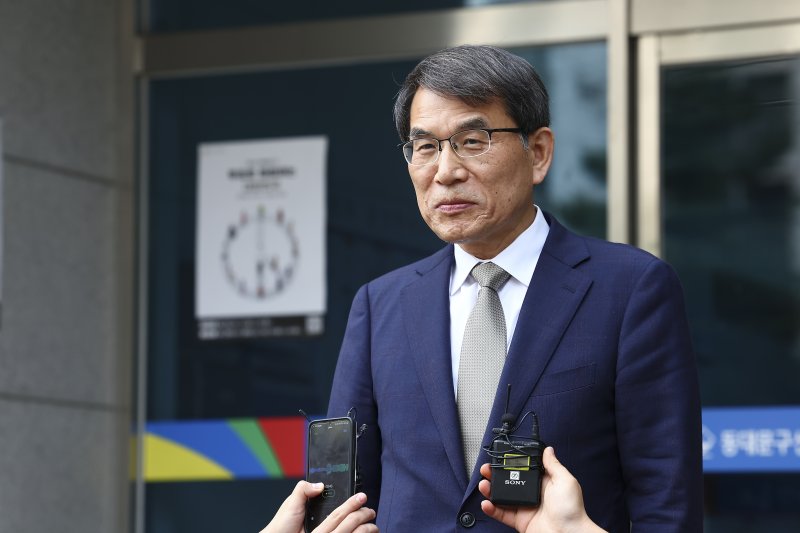 [서울=뉴시스] 김근수 기자 = 노태악 중앙선거관리위원장이 31일 오후 동대문구·성동구 선거관리위원회 합동청사 앞에서 제21대 대선 사전룰라벳 부실 관리 관련 발언하고 있다. 2025.05.31. ks@newsis.com