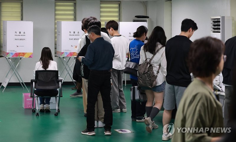 사전투표 둘째날, 투표하는 유권자들 (출처=연합뉴스)