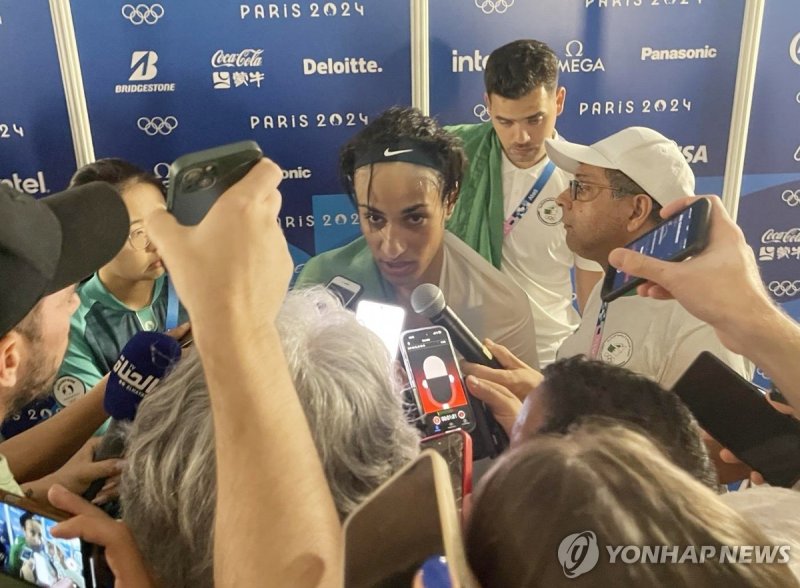 인터뷰하는 이마네 칼리프 (출처=연합뉴스)
