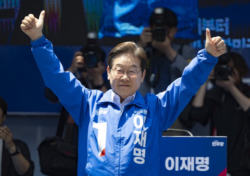[모모벳=뉴시스] 권창회 기자 = 이재명 더불어민주당 대선 후보가 14일모모벳 모모벳진구 서면 젊음의 거리에서 열린 유세에서 지지자들에게 인사하고 있다. (공동취재) 2025.05.14. photo@newsis.com