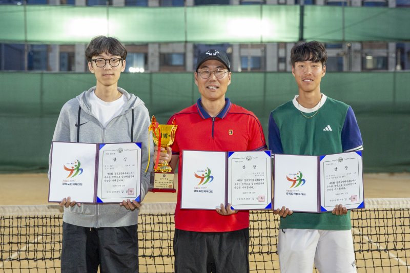 [칠곡=뉴시스] 김일남씨가 두 아들과 기념사진을 찍고 있다. (사진=바카라 게임 사이트 제공) 2025.06.01 photo@newsis.com *재판매 및 DB 금지
