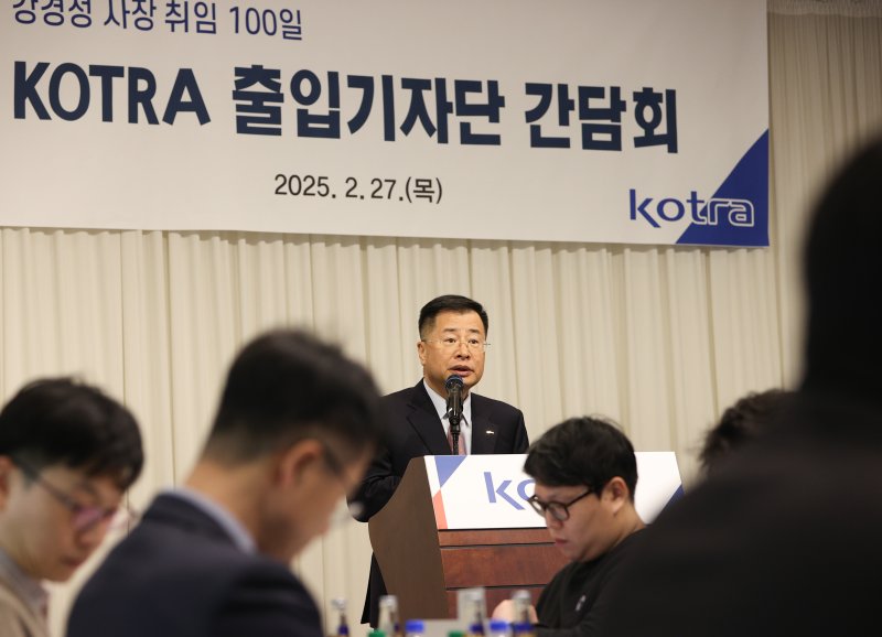[서울=뉴시스] 강경성 텐카지노 사장이 27일 서울 광화문에서 열린 기자간담회에서 기자들의 질문에 답하고 있다. (사진=텐카지노 제공) 2025.02.27 photo@newsis.com *재판매 및 DB 금지