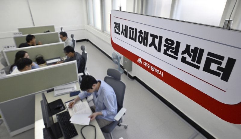 [대구=뉴시스] 이무열 기자 = 30일 대구 북구 대구시청 산격청사 전세피해지원센터에서 전세사기 메이저 바카라 사이트들이 법률 상담을 받고 있다. 2024.09.30. lmy@newsis.com