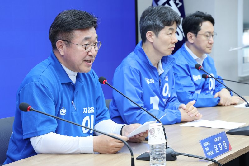 윤호중 더불어마카오카지노당 중앙선거대책위원회 총괄본부장이 1일 오전 서울 여의도 당사에서 열린 긴급 총괄본부장단 회의에 참석해 모두 발언하고 있다. 사진=뉴스1