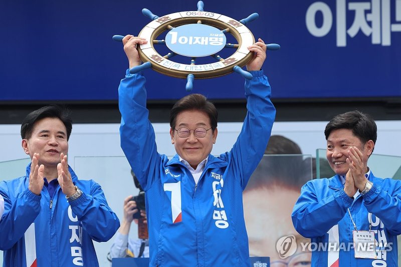 조타기 잡은 이재명 후보 (출처=연합뉴스)