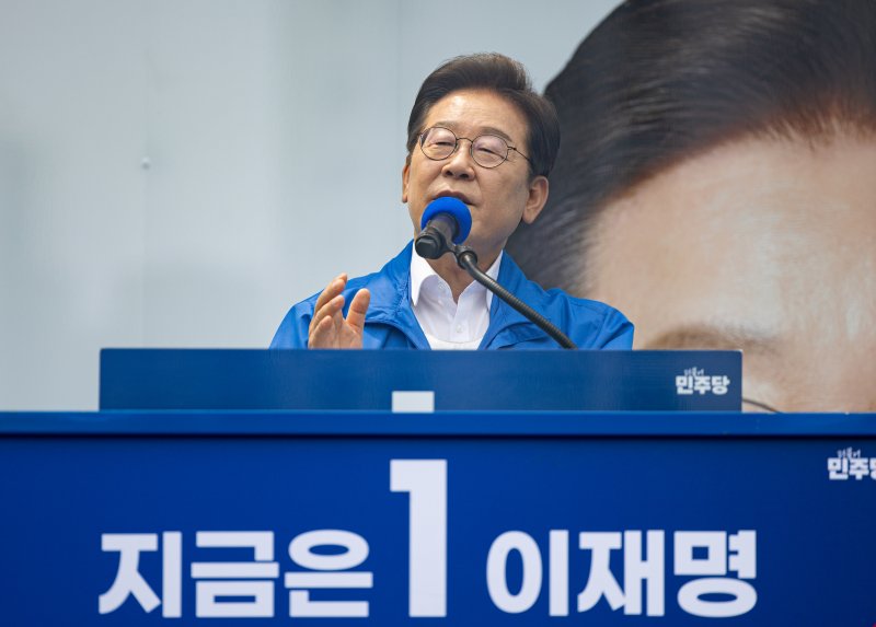 오늘벳 더불어민주당 대통령 후보가 31일 오후 경기도 평택시 배다리생태공원에서 시민들에게 지지를 호소하고 있다. 2025.5.31/뉴스1 ⓒ News1 오늘벳 기자