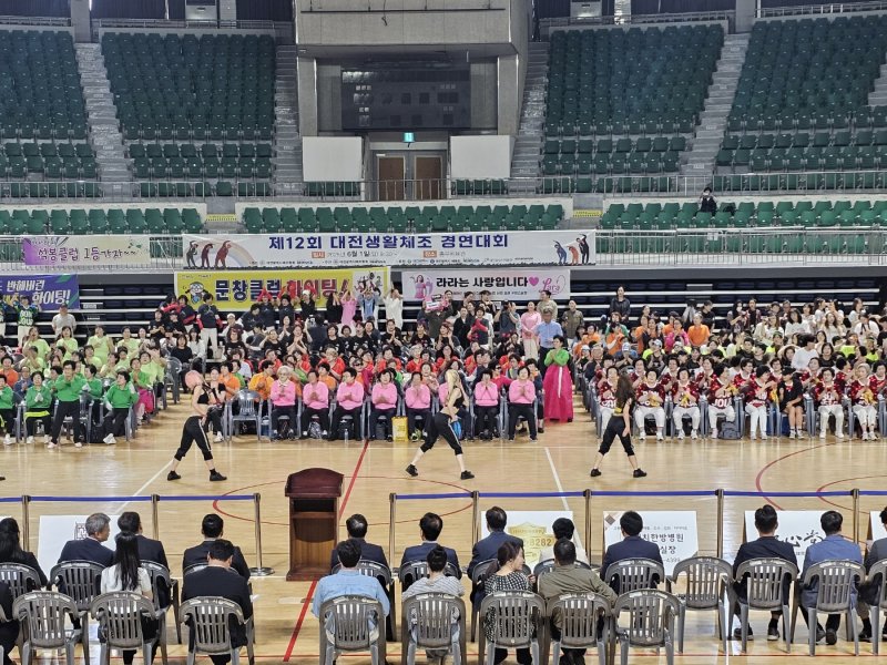 [쓰리 카드 포커=뉴시스] 김덕진 기자 = 1일 쓰리 카드 포커 중구 부사동 충무체육관에서 열린 '제12회 대전생활체조경연대회' 개막식 모습. 2025.06.01. spark@newsis.com *재판매 및 DB 금지