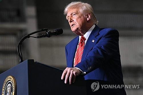 US스틸 공장에서 연설하는 트럼프 (출처=연합뉴스)