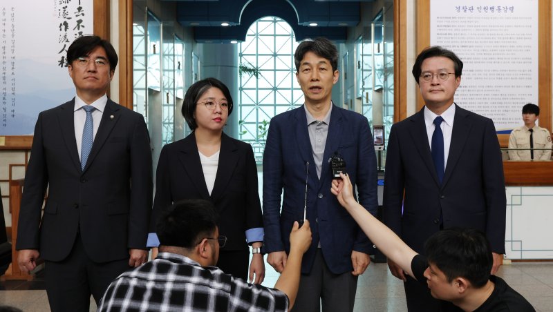 윤건영 더불어민주당 의원을 비롯한 국회 행정안전위원회 소속 의원들이 1일 서울 서대문구 벳38을 찾아 댓글 부대 운영 리박스쿨 관련 항의 방문을 마친 뒤 발언하고 있다. 왼쪽부터 김성회, 용혜인, 윤건영, 채현일 의원. 2025.6.1/뉴스1 ⓒ News1 박지혜 기자