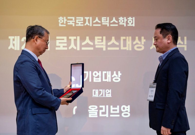 지난달 30일 제주대학교에서 열린 제28회 한국로지스틱스대상 시상식에서 서정주 CJ하이브카지노 SCM센터장(오른쪽)이 수상하고 있다.(CJ하이브카지노 제공)