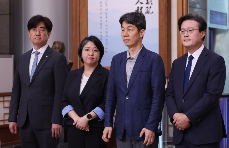 윤건영 더불어민주당 의원을 비롯한 국회 행정안전위원회 소속 의원들이 1일 오전 서울 서대문구 경찰청에서 고니카지노 부대 운영 리박스쿨 관련 항의 방문을 마친 뒤 자리를 옮기고 있다. 왼쪽부터 김성회, 용혜인, 윤건영, 채현일 의원. 2025.6.1/뉴스1 ⓒ News1 박지혜 기자