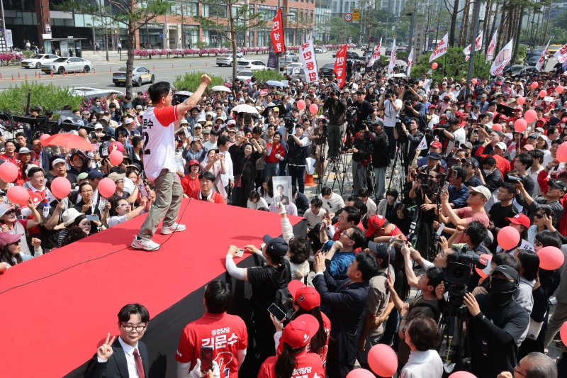 [수원=뉴시스] 권창회 기자 = 김문수 국민의힘 대선 후보가 1일 경기 수원시 수원컨벤션센터 광장에서 열린 유세에서 지지를 호소하고 있다.(공동취재) 2025.06.01. photo@newsis.com