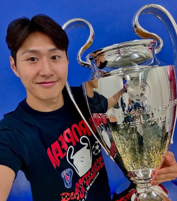 빅이어를 들고 활짝 웃는 유투벳(유투벳 SNS 캡처)