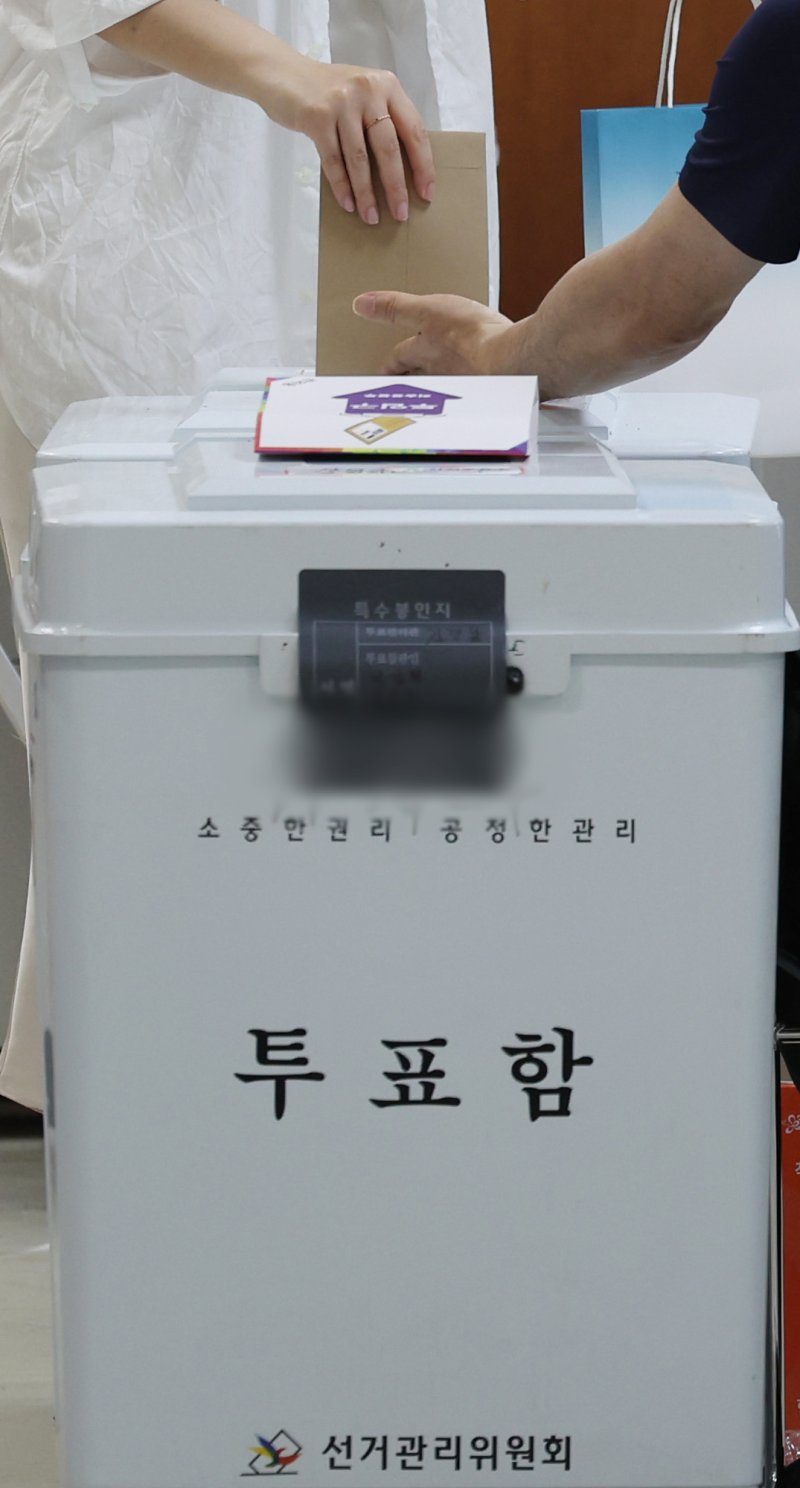 [서울=뉴시스] 조수정 기자 = 제21대 대통령선거 사전벳16 둘째날인 30일 오후 서울 강남구 삼성2동 주민센터에 마련된 사전벳16소에서 유권자가 벳16를 하고 있다. 2025.05.30. chocrystal@newsis.com