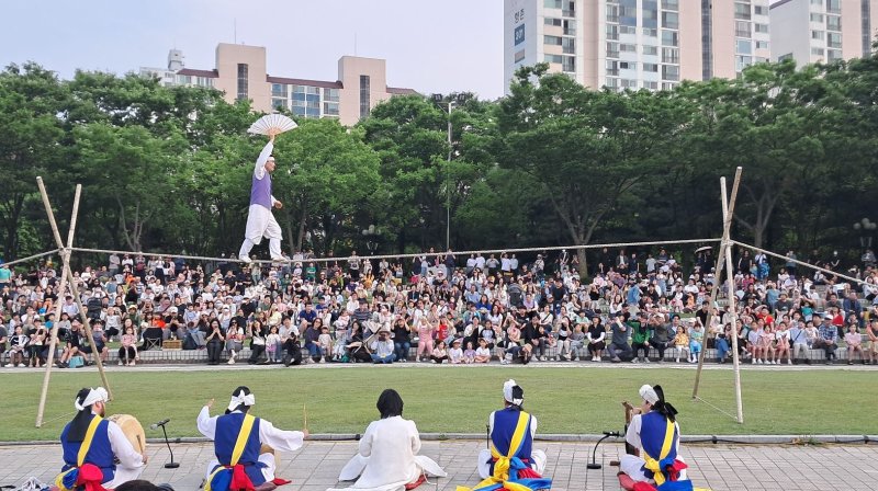 [카지노게임=뉴시스] '제39회 안양 단오제' 지난달 31일 평촌중앙공원에서 열린 가운데 권원태 명인이 줄타기 공연을 선보이고 있다. (사진=안양시 제공) 2025.06.01. photo@newsis.com