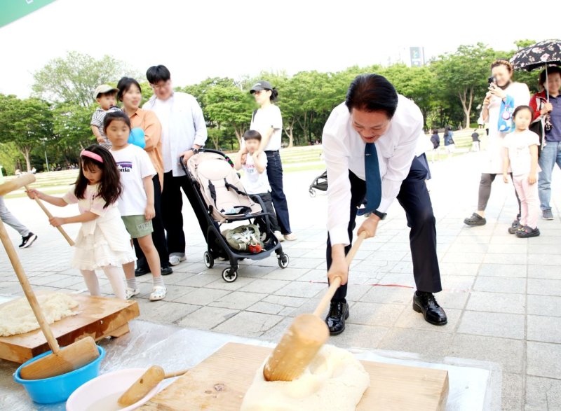[카지노게임=뉴시스] 단오제 행사에 참석한 최대호 카지노게임시장이 시민들과 함께 떡 치기 전통문화를 체험하고 있다. (사진=카지노게임시 제공) 2025.06.01. photo@newsis.com