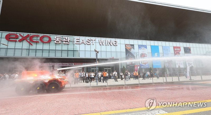 시연하는 무인 소방로봇 (출처=연합뉴스)