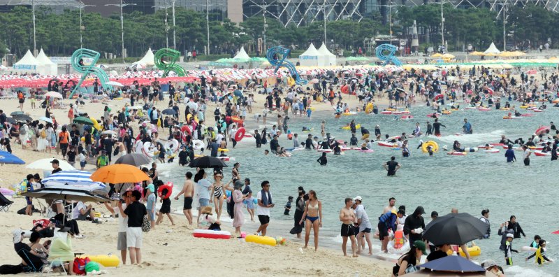 [부산=뉴시스] 하경민 기자 = 여름 피서 절정기인 지난해 8월 4일 부산 해운대구 해운대해수욕장을 찾은 시민과 관광객들이 바카라 사이트를 즐기고 있다. 2024.08.04. yulnetphoto@newsis.com