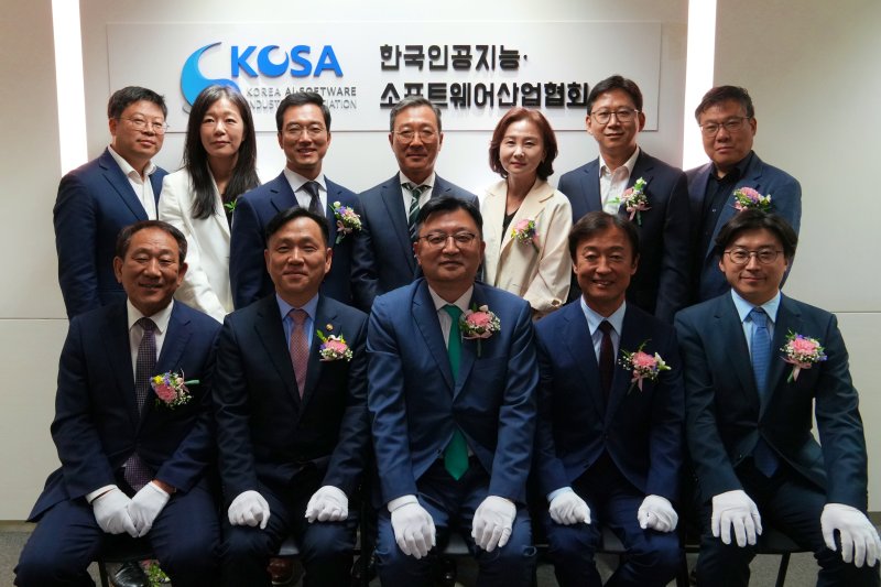 (위쪽 왼쪽부터) 김국현 과기정통부 소프트웨어업카지노과장, 박승애 지란지교소프트 대표, 정상원 이스트소프트 대표, 강용성 와이즈넛 대표, 박연정 KOSA 전무, 배경훈 LG AI연구원장, 최강민 KOSA 사무국장 (아래 왼쪽부터) 서성일 KOSA 부회장, 강도현 과기정통부 제2차관, 조준희 KOSA회장, 장인수 이노룰스 대표, 이주완 메가존클라우드 의장이 기념촬영 하고 있다(사진=KOSA제공) *재판매 및 DB 금지