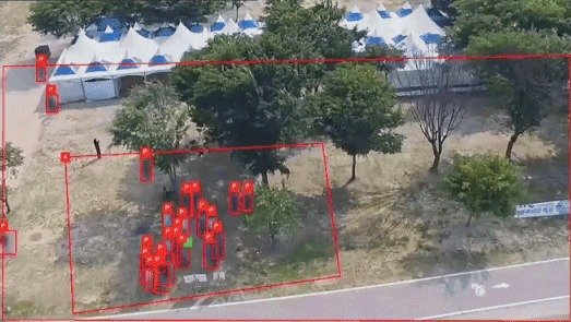 5월 29일, 충남 공주 금강 신관공원에서 홍수대응 용도 인공지능 CCTV가 영상에서 사람과 차량을 자동검출하고 있다. 개인정보·시스템 상 자동 모자이크 처리된 게 특징이다. ⓒ 뉴스1 황덕현 기자