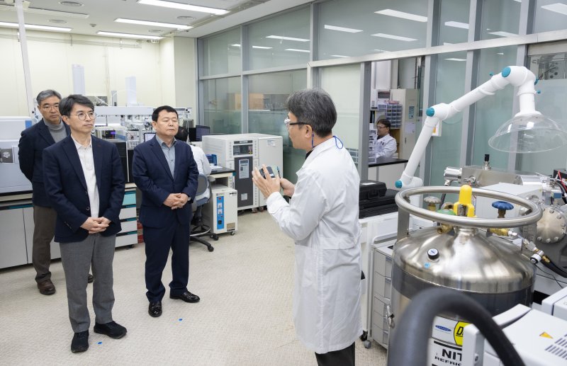 김완섭 환경부장관이 대전 대덕구 소재 한국수자원공사 본사를 방문해 먹는 물 콤프카지노 검사 현황을 점검하고,있다. (환경부 제공) 2025.1.6/뉴스1