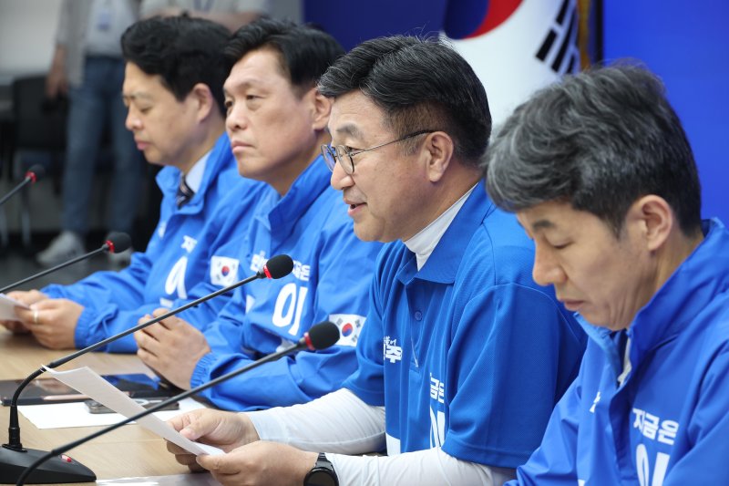 [서울=뉴시스] 조성봉 기자 = 윤호중 더불어케이카지노당 중앙선거대책위원회 총괄본부장이 1일 오전 서울 여의도 중앙당사에서 열린 긴급 총괄본부장단 회의에서 발언을 하고 있다. 2025.06.01. suncho21@newsis.com