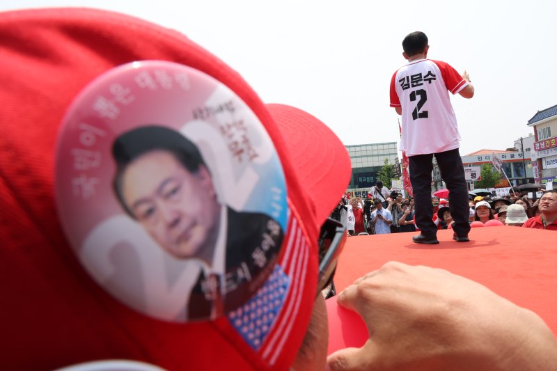 김문수 국민의힘 랜드토토 후보가 28일 경남 김해시 김수로왕릉공원 앞 유세에서 시민들에게 지지를 호소하고 있다. (공동취재) 2025.5.28/뉴스1 ⓒ News1 이광호 기자