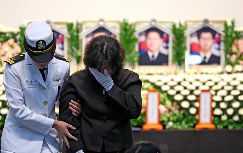 [포항=뉴시스] 이무열 기자 = 1일 경북 포항시 남구 온라인 카지노 합법 사이트 항공사령부 강당에서 엄수된 온라인 카지노 합법 사이트 P-3CK 917호기 순직자 영결식에서 유족들이 눈물을 흘리고 있다. 2025.06.01. lmy@newsis.com