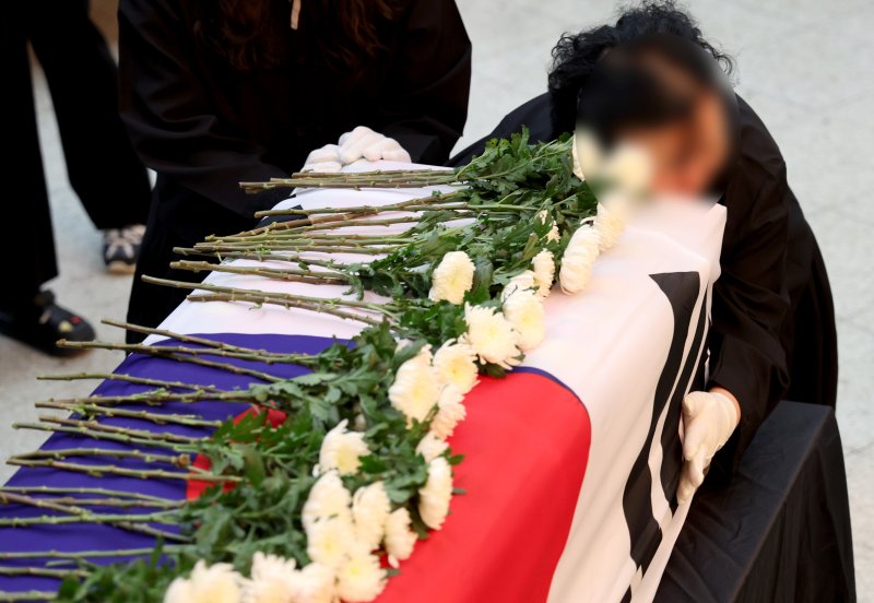 [포항=뉴시스] 이무열 기자 = 1일 경북 포항시 남구 온라인 카지노 합법 사이트 항공사령부 강당에서 엄수된 온라인 카지노 합법 사이트 P-3CK 917호기 순직자 영결식에서 유족들이 오열하고 있다. 2025.06.01. lmy@newsis.com