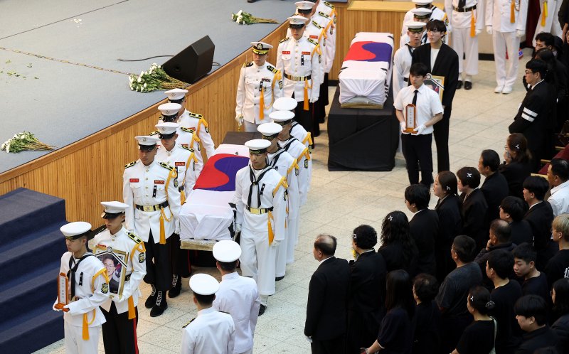 [포항=뉴시스] 이무열 기자 = 1일 경북 포항시 남구 온라인 카지노 합법 사이트 항공사령부 강당에서 온라인 카지노 합법 사이트 P-3CK 917호기 순직자 영결식이 엄수되고 있다. 2025.06.01. lmy@newsis.com