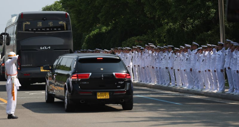 [포항=뉴시스] 이무열 기자 = 1일 경북 포항시 남구 온라인 카지노 합법 사이트 항공사령부 강당에서 온라인 카지노 합법 사이트 P-3CK 917호기 순직자 영결식이 엄수 된 후 운구 차량 영내를 떠나자 온라인 카지노 합법 사이트 동료들이 순직자들에게 마지막 경례를 하고 있다. 2025.06.01. lmy@newsis.com