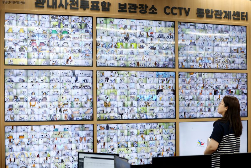 제21대 대통령 선거를 이틀 앞둔 1일 경기 과천시 중앙선거관리위원회 선거종합상황실에서 관계자가 관내사전투표함 보관장소 CCTV를 확인하고 있다. 뉴시스
