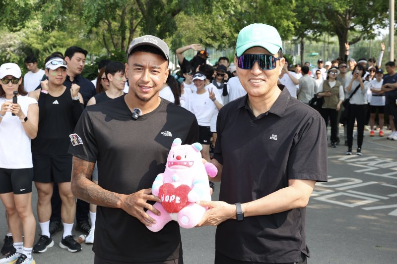 [서울=뉴시스] 김명년 기자 = 오세훈 서울시장이 1일 오전 서울 광진구 뚝섬짱구카지노공원에서 열린 쉬엄쉬엄 짱구카지노 3종 축제 10km 달리기 출발점에서 FC서울 소속 축구선수 제시 린가드에게 해치 인형을 선물한 뒤 기념촬영하고 있다. 2025.06.01. kmn@newsis.com
