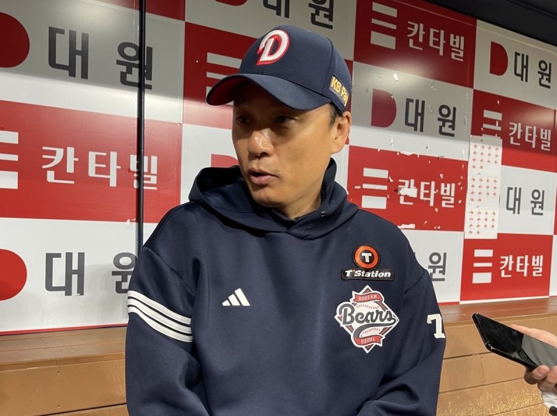 취재진을 만나서 곽빈에 대해 이야기하는 이승엽 두산 베어스 감독 (출처=연합뉴스)