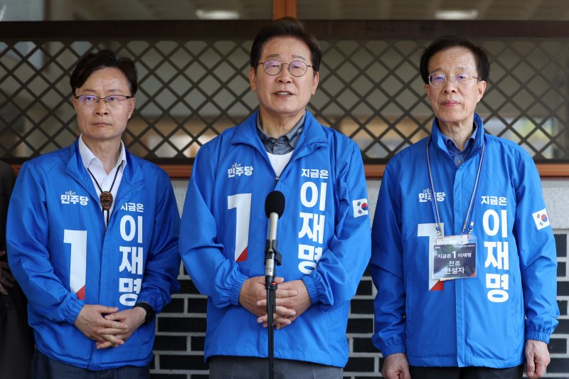 [안동=뉴시스] 조성우 기자 = 이재명 더불어민주당 대선우리카지노추천가 1일 오전 경북 안동시 웅부공원에서 열린 유세를 마치고 백브리핑을 하고 있다. 2025.06.01. xconfind@newsis.com