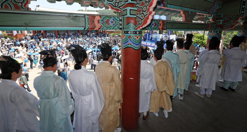 [안동=뉴시스] 조성우 기자 = 1일 오전 경북 안동시 웅부공원에서 열린 이재명 더불어민주당 대선우리카지노추천 유세에서 안동 유림단체 회원들이 이 우리카지노추천의 유세를 지켜보고 있다. 2025.06.01. xconfind@newsis.com
