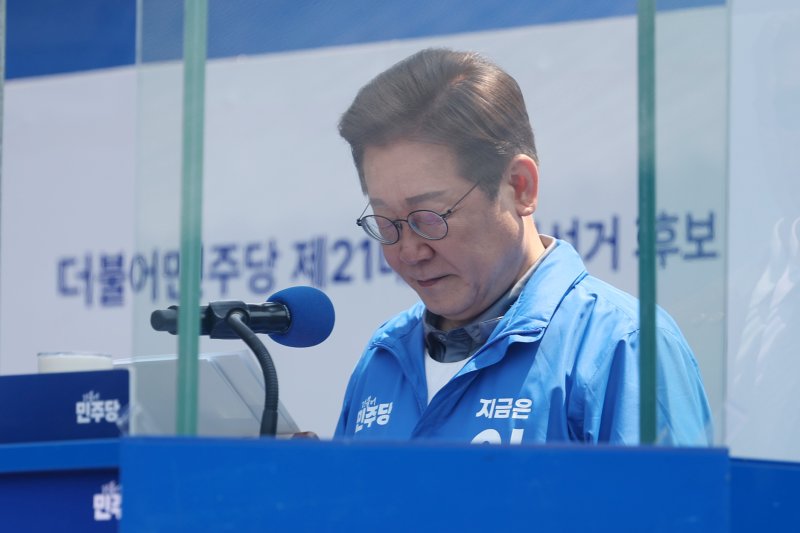 [안동=뉴시스] 조성우 기자 = 사설 바카라 더불어민주당 대선후보가 1일 오전 경북 안동시 웅부공원에서 열린 유세에서 연설에 앞서 해군 초계기 사고 순직자들을 추모하며 묵념하고 있다. 2025.06.01. xconfind@newsis.com