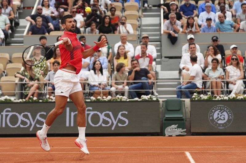 [파리=AP/뉴시스] 노박 조코비치(6위·세르비아)가 31일(현지 시간) 프랑스 파리 롤랑가로스에서 열린 프랑스오픈 남자 단식 3회전에서 필리프 미솔리치(153위·오스트리아)와 경기를 펼치고 있다. 2025.06.01.