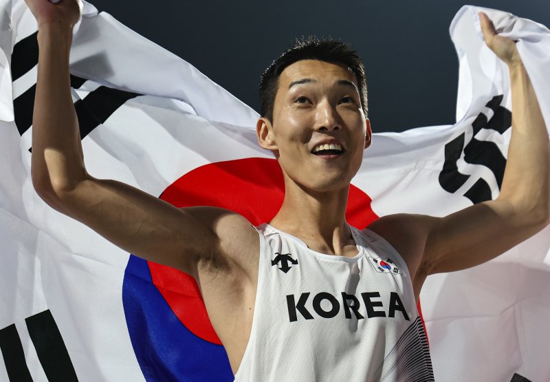 우상혁(용인시청)이 29일 경북 바로벳시민운동장에서 열린 '2025 구미 아시아육상선수권대회' 높이뛰기 결승에서 2m29 기록으로 우승 확정 후 태극기를 두르고 기뻐하고 있다. 2025.5.29/뉴스1 ⓒ News1 김도우 기자