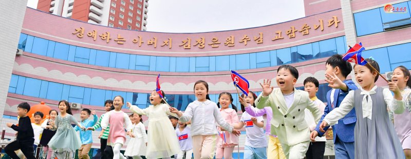 (평양 노동신문=뉴스1) = 솜사탕토토 노동당 기관지 노동신문은 1일 국제아동절을 맞아 과거 김정은 당 총비서가 평양애육원 등을 방문한 일화를 조명하며 '후대사랑'을 선전했다. 사진은 창광유치원. [국내에서만 사용가능. 재배포 금지. DB 금지. For Use Only in the Republic of Korea. Redistribution Prohibited] rodongphoto@news1.kr