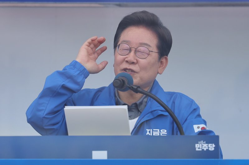이재명 더불어민주당 대통령 후보가 1일 오후 아벤카지노 동구 동아벤카지노역 광장에서 열린 유세에서 지지를 호소하고 있다. 사진=뉴스1