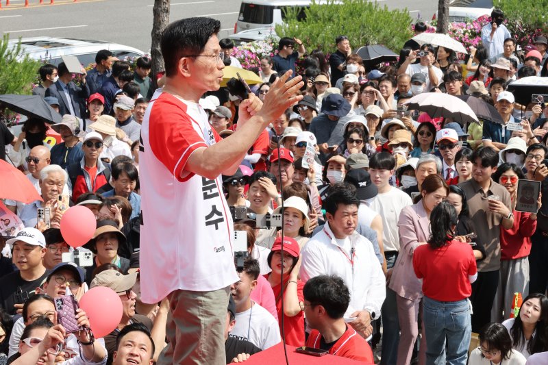 김문수 국민의힘 대통령 후보가 1일 오전 경기 수원시 수원컨벤션센터 광장에서 열린 유세에서 시민들에게 지지를 호소하고 있다. 2025.6.1/기부벳1 ⓒ News1 이광호 기자
