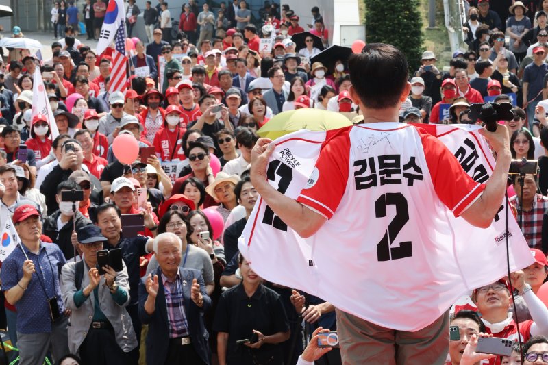 김문수 국민의힘 대통령 후보가 1일 오전 경기 수원시 수원컨벤션센터 광장에서 열린 유세에서 시민들에게 지지를 호소하고 있다. 2025.6.1/기부벳1 ⓒ News1 이광호 기자