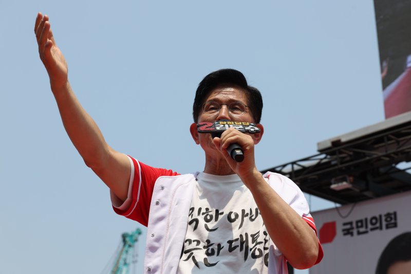김문수 국민의힘 대통령 블랙잭 용어가 1일 오후 서울 강남구 코엑스 앞 집중유세에서 시민들에게 지지를 호소하고 있다. (공동취재) 뉴스1