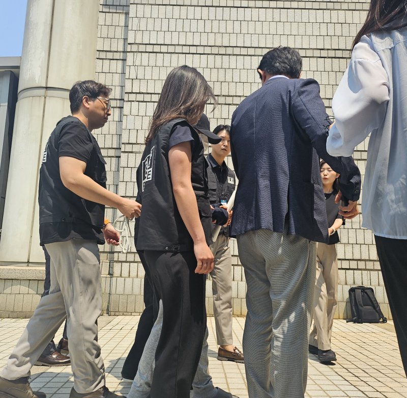 [서울=뉴시스] 조성하 기자 = 배우자 신분증으로 대리 투표를 시도했다가 현장에서 적발된 미슐랭토토이 1일 오후 구속 전 피의자 심문(영장실질심사)을 받기 위해 서울중앙지법에 출석했다. 2025.06.01. create@newsis.com *재판매 및 DB 금지