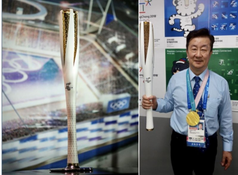 2018 평창 동계올림픽 성화봉(왼쪽)과 윤강로 국제스포츠외교연구원장 (출처=연합뉴스)