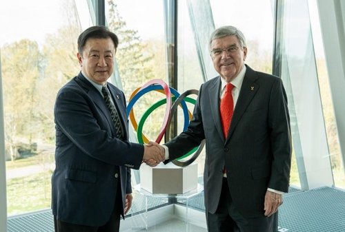 토마스 바흐 IOC 위원장과 면담 후 악수하는 윤강로 국제스포츠외교연구원장(왼쪽) (출처=연합뉴스)